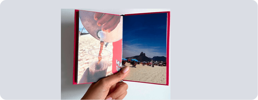 Fotolivro personalizado sendo segurado por mãos